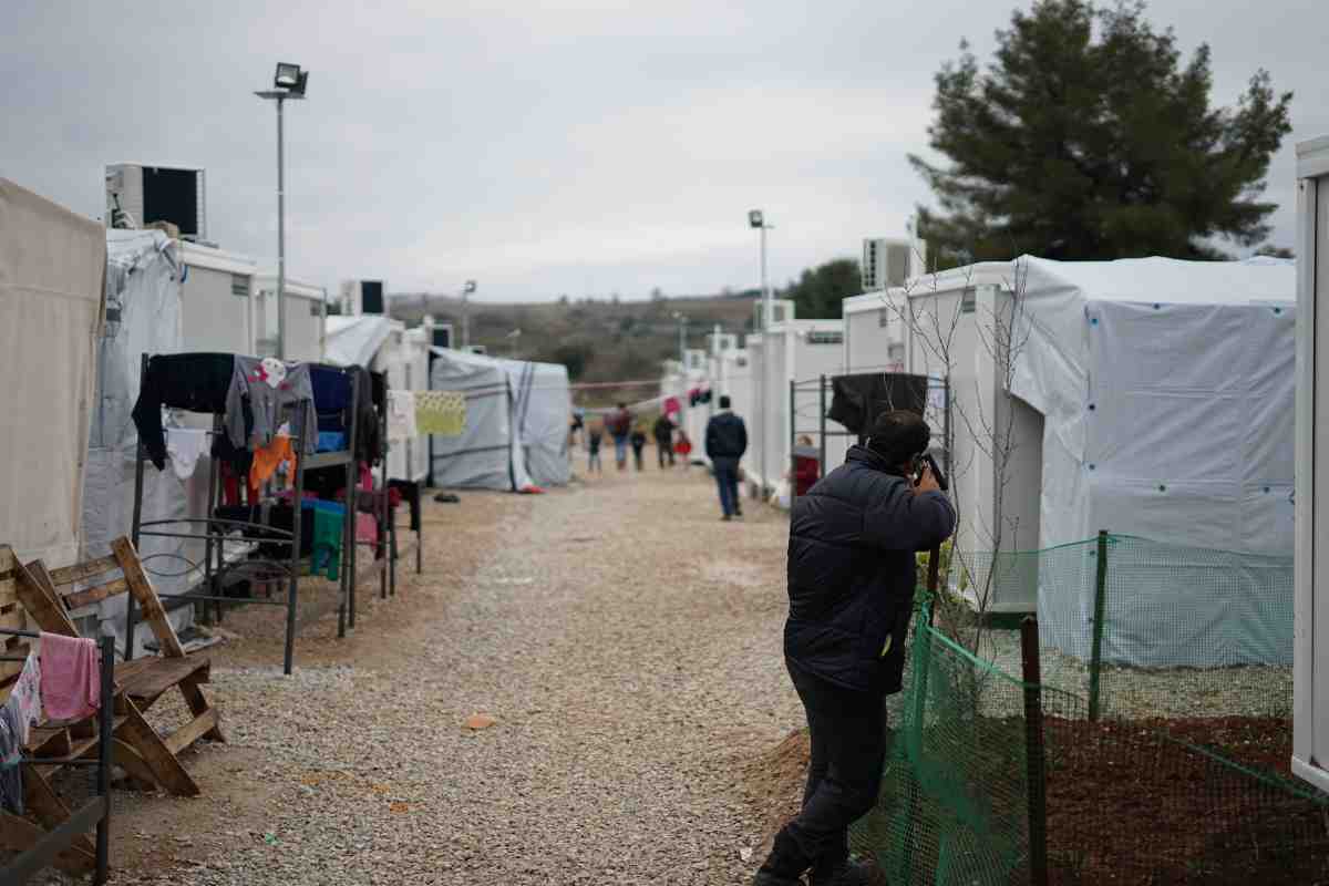 Migranti in un campo profughi in Grecia