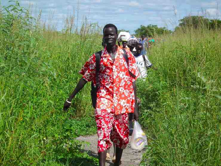 Migranti attraversano una strada in Sudan