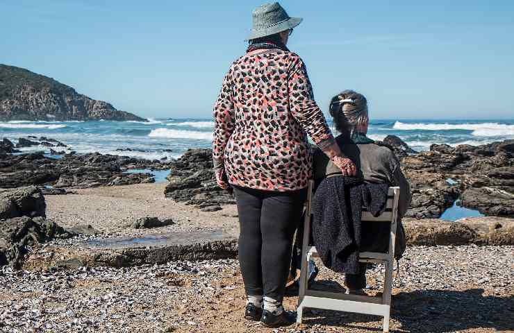 Anziane sulla spiaggia