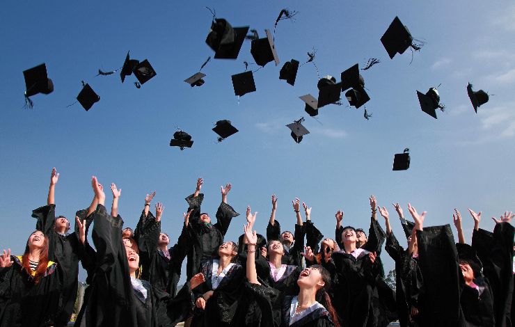 Cappelli di laurea neri al cielo