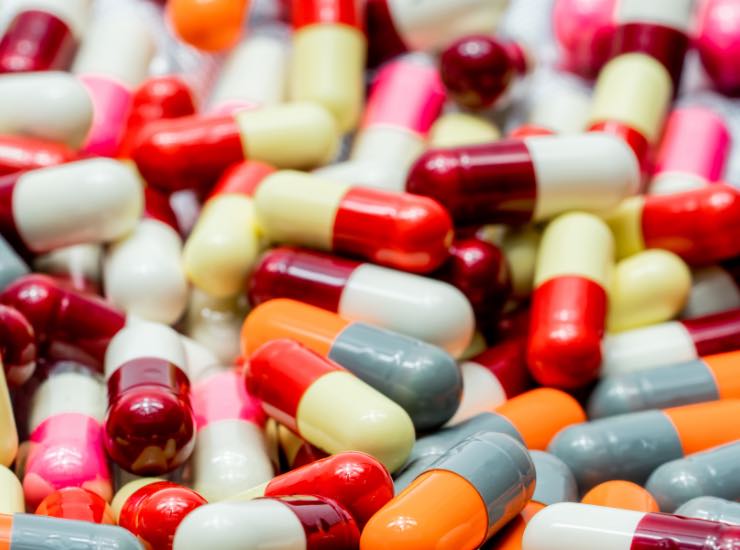 Pillole di antibiotici tutte colorate