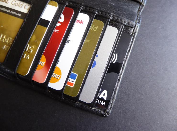 Tante carte di credito in un portafoglio