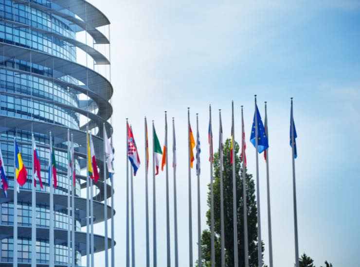 Parlamento europeo con bandiere