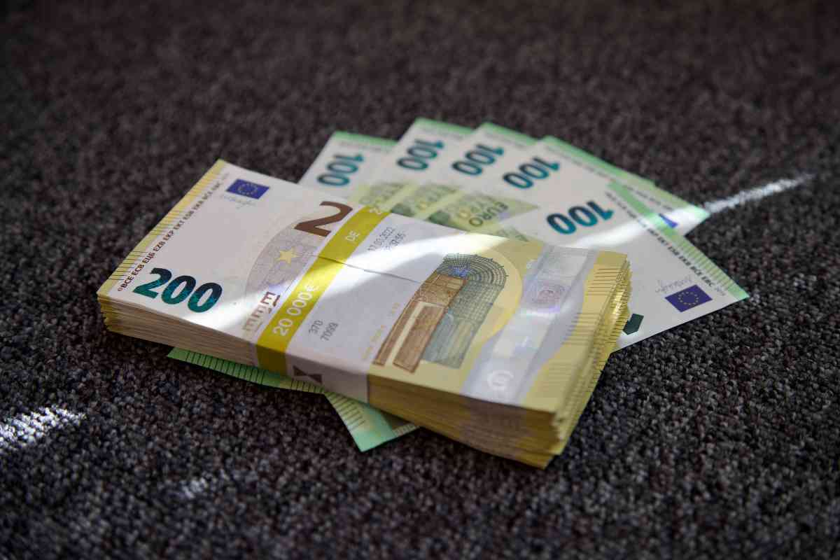 Soldi in euro per pagare bolletta luce e gas nel mercato tutelato