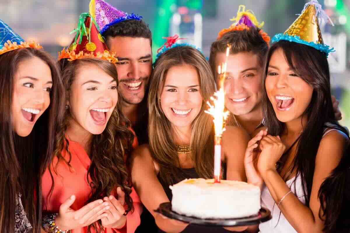 Cena di compleanno: chi paga tra festeggiato e invitati