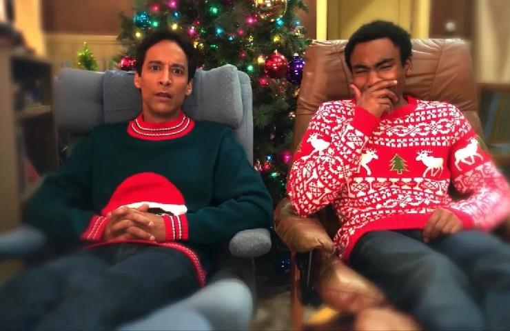 Troy e Abed di Community con i maglioni brutti di Natale