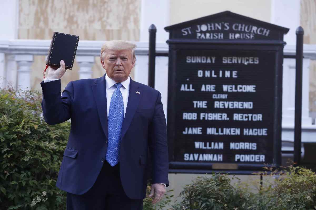 Dondald Trump con una Bibbia in mano