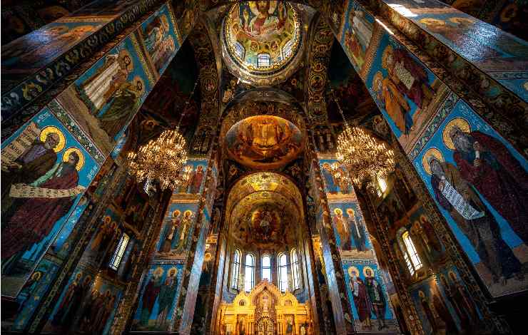 Il dentro chiaroscuro di una chiesa ortodossa