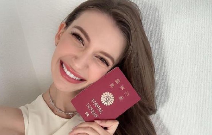 Karolina Shiino con passaporto giapponese