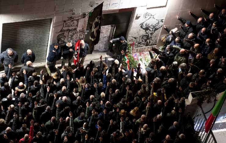 Saluto fascista a Roma di migliaia di persone nel 2024