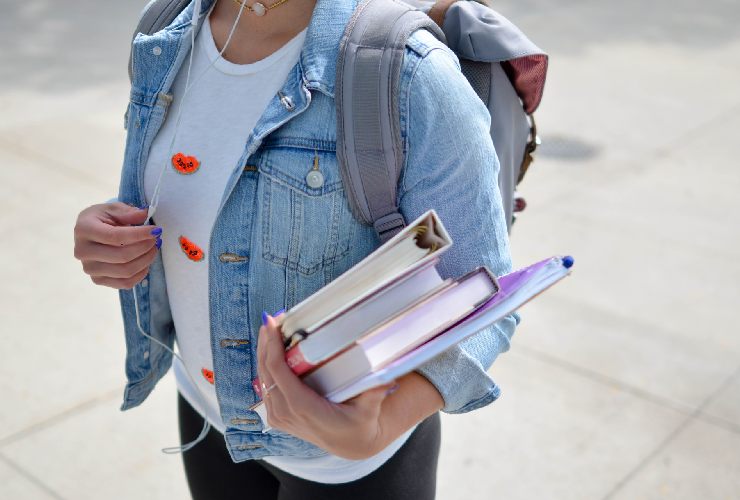 Studentessa con libri in mano