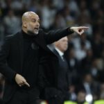 Pep Guardiola impartisce istruzioni ai giocatori durante una partita di Champions League