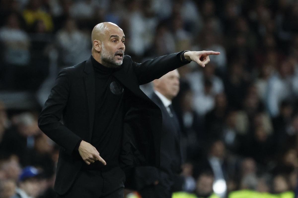 Pep Guardiola impartisce istruzioni ai giocatori durante una partita di Champions League