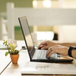 Le mani di un uomo che lavora al pc